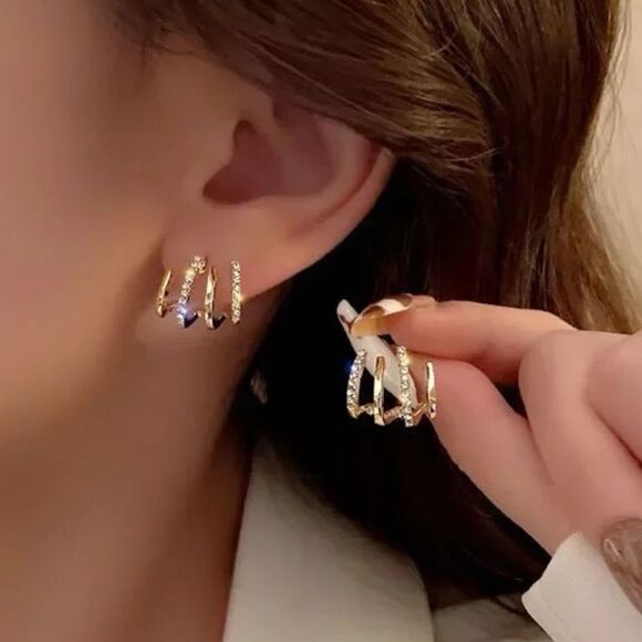 Golden Claw Ear Clip Earrings - Picture 2 of 3